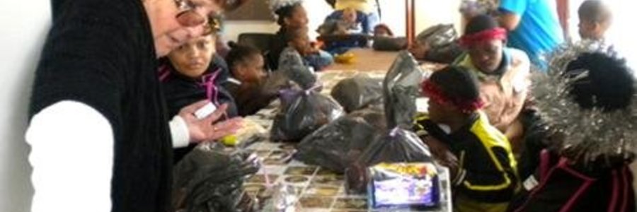 Marie Reid is hier besig met die uitdeel van lekkernye tydens die geselligheid wat sy vir die Gansbaai Elim Huis gereÃ«l het 